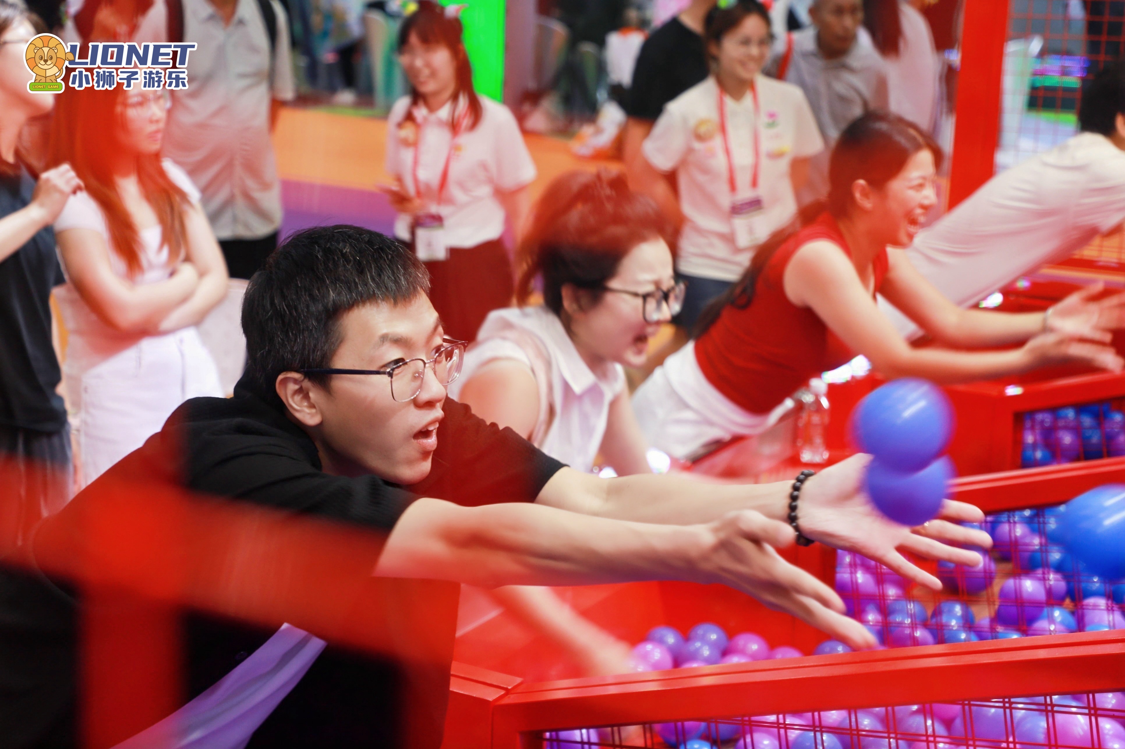 Eingang zum Stand von Lionet Game LTG auf der GTI Expo 2026 in Guangzhou mit Hinweisschildern zum Social Competition Carnival und Besuchern